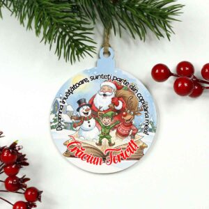 glob din lemn personalizat pentru învățătoare, scenă festivă cu Moș Crăciun, Om de Zăpadă, Rudolf și elf, cadou de Crăciun cu mesaj cald și emoționant