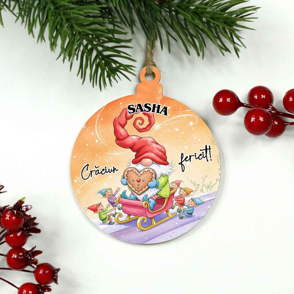 glob din lemn personalizat cu Gnom, ornament de Crăciun cu nume gravat, cadou festiv și vesel
