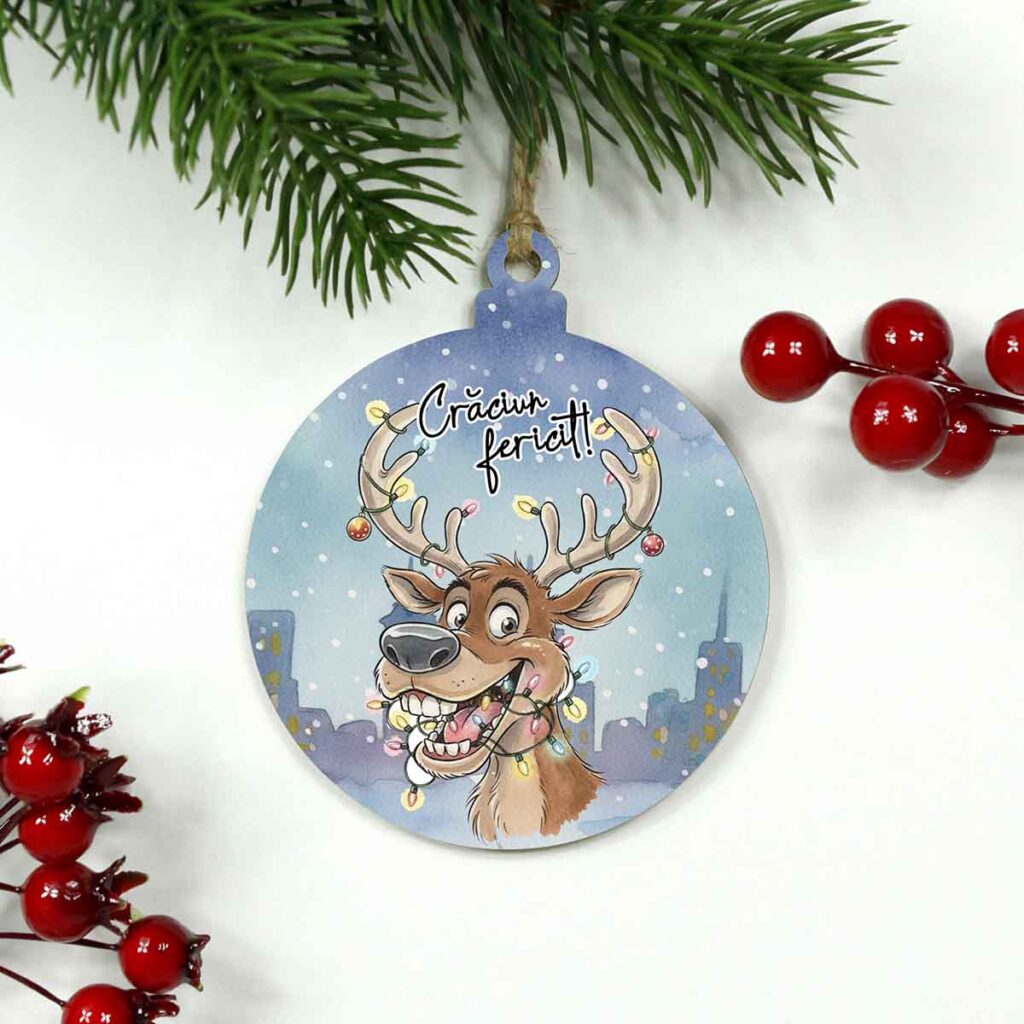 glob din lemn personalizat cu ren vesel înfășurat cu ghirlandă de Crăciun cu beculețe colorate, cadou și ornament de Crăciun