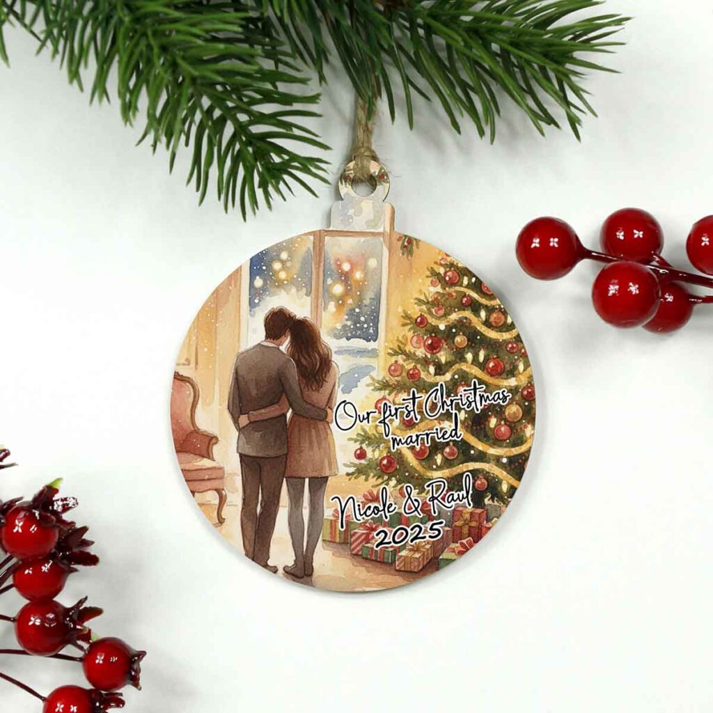 glob din lemn personalizat cu mesaj „Our First Christmas Married”, personalizat UV, cadou de Crăciun pentru cuplu