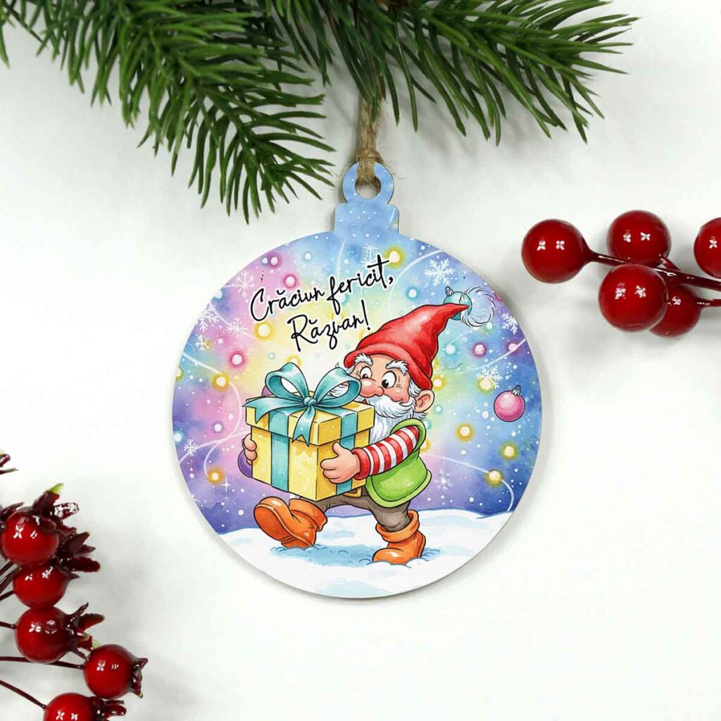 glob din lemn personalizat cu Pitic, ornament de Crăciun cu nume gravat, cadou festiv și vesel