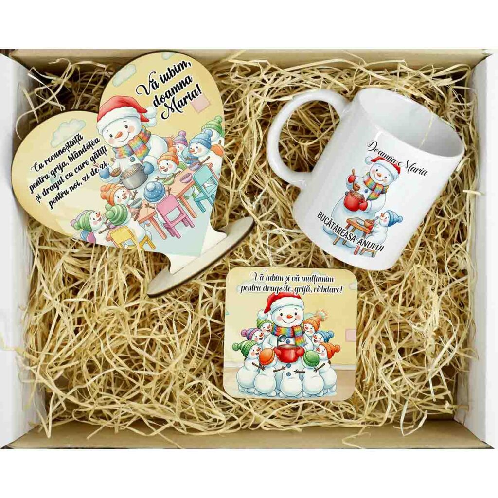 set cadou Crăciun personalizat pentru Doamna Bucătăreasă cu oameni de zăpadă – cană, suport și inimă