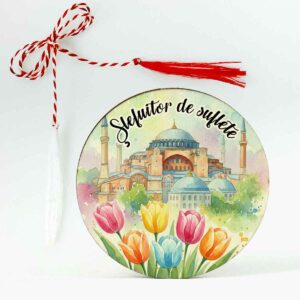 Broșă mărțișor personalizată din lemn pentru profesoara de limba turcă, cu șnur de mărțișor
