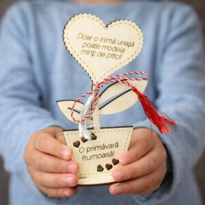 Floare din lemn decoratiune de 18×10 cm cu mesaj personalizat pentru educatoare sau învățătoare. Cadou elegant de 1 sau 8 Martie, de la Dedaruit.