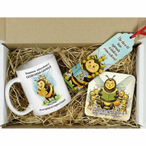 Set 8 Martie personalizat pentru educatoare, cu cană, suport din lemn și semn de carte gravat cu albinute – Dedaruit