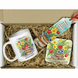 Set 8 martie personalizat pentru profesoara cu cana, suport din lemn si semn de carte decorate cu lalele rosii si narcise galbene – Dedaruit