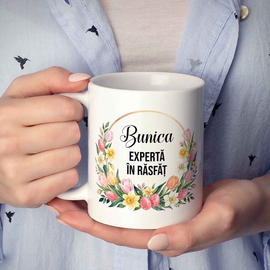 Cană de Paște personalizată pentru Bunica cu mesaj Bunica expertă în răsfăț – cadou special de Paște de la Dedaruit