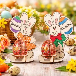 Suport ou Paste personalizat iepuras fetita si baiat din lemn cu nume, decoratiune pentru masa de Paste Dedaruit