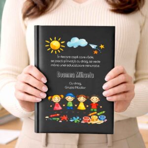 Agenda personalizata cadou pentru educatoare cu design copii si mesaj emotional – Dedaruit