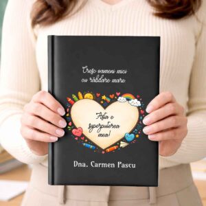 Agendă personalizată pentru educatoare cu nume și mesaj „Cresc oameni mici cu răbdare mare”