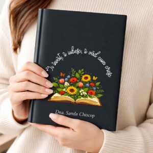 agenda personalizata invatatoare A5 cu mesaj Ii invat ii iubesc si ilustratie carte cu flori