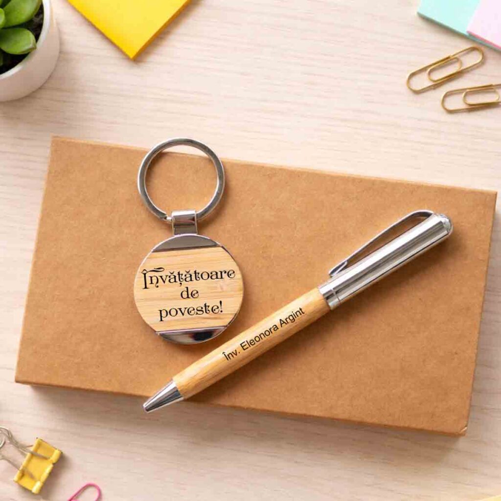 cadou personalizat invatatoare set pix si breloc bambus gravat Învățătoare de poveste
