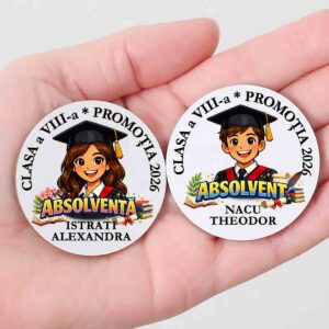 Insigna personalizata absolvire tip cocarda cu nume elev clasa si promotie, accesoriu festiv final an scolar Dedaruit