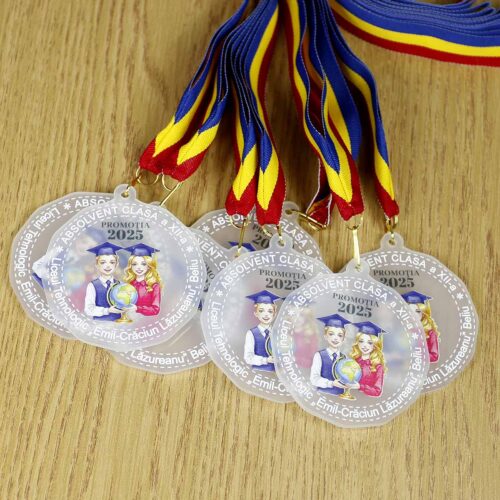 medalie personalizată absolvire din plexiglas cu text promoția 2025 și șnur tricolor