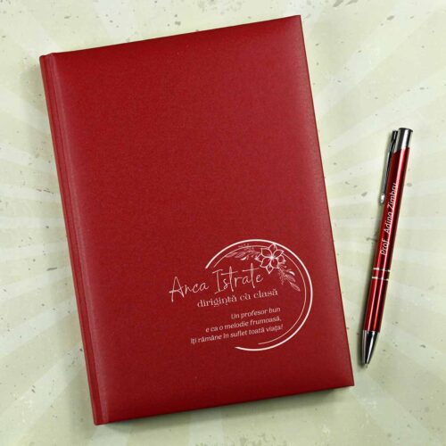 Set cadou personalizat diriginta cu agenda A5 rosie si pix gravat, cadou elegant pentru profesoara de la Dedaruit