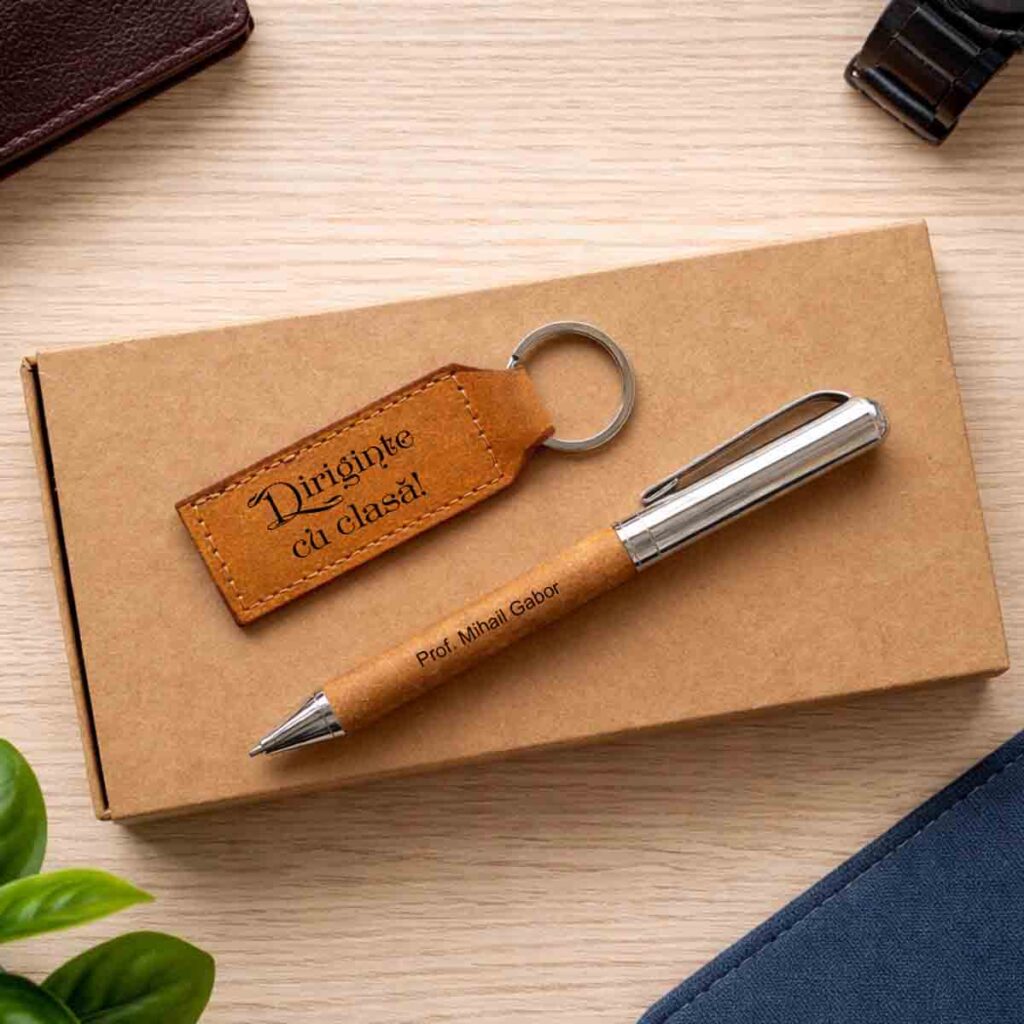 Set cadou personalizat diriginte cu pix și breloc din piele reciclată în cutie eco Dedaruit