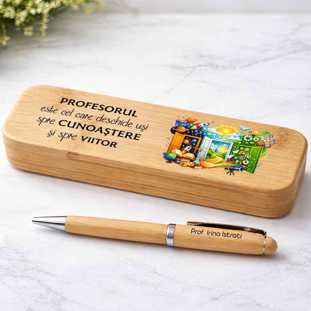 Set pix bambus personalizat profesori cu cutie gravată mesaj Profesorul este cel care deschide uși spre cunoaștere și spre viitor