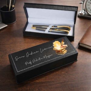 Set pix și stilou elegant în cutie personalizată pentru profesor, cadou premium cu mesaj gravat, disponibil pe Dedaruit