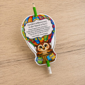 Cadou prima zi de școală – Creion cu suport personalizat Bufniță, balon cu aer cald personalizat cu nume, mesaj și mascotă la alegere, realizat de Dedaruit.