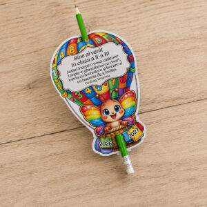 Cadou prima zi de școală – Creion cu suport personalizat Fluturas, balon cu aer cald personalizat cu nume, mesaj și mascotă la alegere, realizat de Dedaruit.
