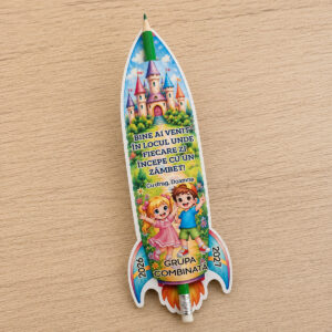 Cadou prima zi de grădiniță cu creion și suport personalizat în formă de rachetă, imprimat color, personalizat pentru grupa și anul școlar, realizat de Dedaruit.