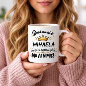 Cană personalizată cu numele Mihaela și mesaj amuzant, ținută în mâini de o femeie